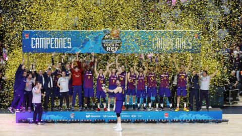 Los jugadores del Barcelona Lassa posan con el trofeo, tras vencer al Real Madrid en la final de la Copa del Rey de baloncesto