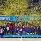 Los jugadores del Barcelona Lassa posan con el trofeo, tras vencer al Real Madrid en la final de la Copa del Rey de baloncesto Los jugadores del Barcelona Lassa posan con el trofeo, tras vencer al Real Madrid en la final de la Copa del Rey de baloncesto