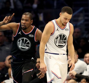 Kevin Durant celebra una canasta ante su compañero Stephen Curry Kevin Durant celebra una canasta ante su compañero Stephen Curry