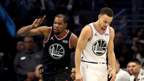 Kevin Durant celebra una canasta ante su compa&ntilde;ero Stephen Curry