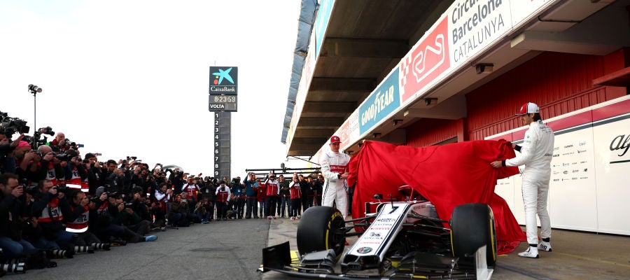 Antonio Giovinazzi y Kimi Raikkonen desvelan su nuevo monoplaza Antonio Giovinazzi y Kimi Raikkonen desvelan su nuevo monoplaza