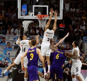 Una de las jugadas de la discordia de la final de la Copa del Rey: Randolph 'tapona' a Tomic Una de las jugadas de la discordia de la final de la Copa del Rey: Randolph 'tapona' a Tomic