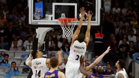 Una de las jugadas de la discordia de la final de la Copa del Rey: Randolph 'tapona' a Tomic Una de las jugadas de la discordia de la final de la Copa del Rey: Randolph 'tapona' a Tomic