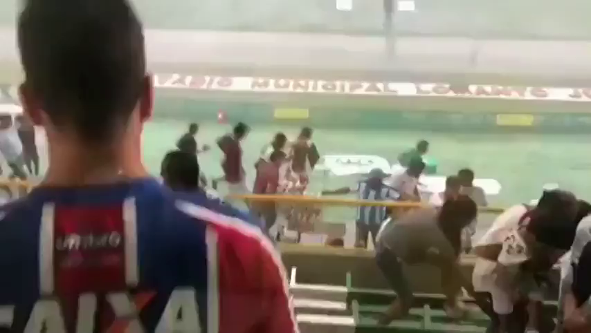 Impactantes imágenes: las gradas de un estadio de Brasil se convierten en cascadas por una fuerte lluvia Impactantes imágenes: las gradas de un estadio de Brasil se convierten en cascadas por una fuerte lluvia