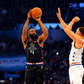 Harden lanza un triple ante la defensa de Curry Harden lanza un triple ante la defensa de Curry