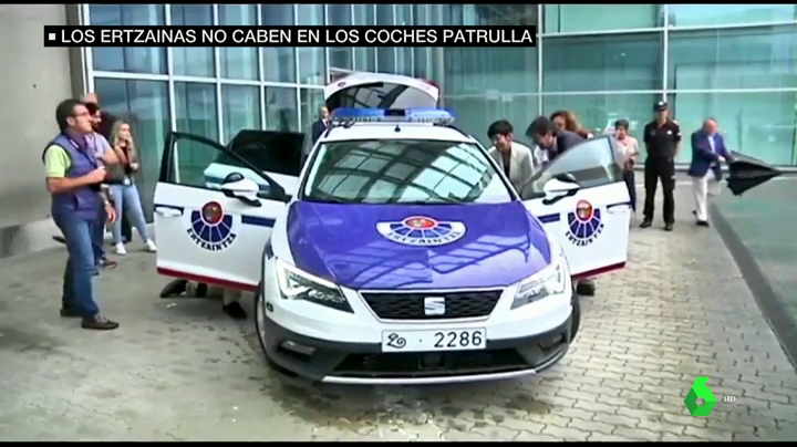 La Ertzaintza propone a sus agentes realizar "estiramientos" si no caben en los nuevos coches La Ertzaintza propone a sus agentes realizar "estiramientos" si no caben en los nuevos coches