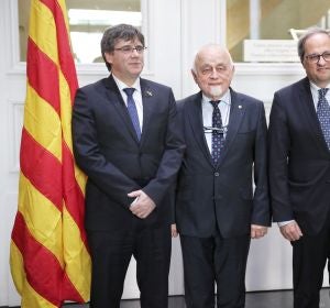 Quim Torra y Carles Puigdemont junto al presidente del Parlamento de Flandes Quim Torra y Carles Puigdemont junto al presidente del Parlamento de Flandes