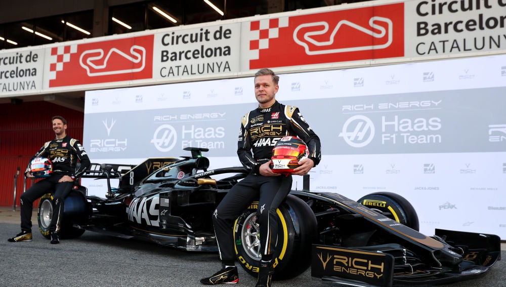 Kevin Magnussen y Romain Grosjean, junto a su nuevo Haas