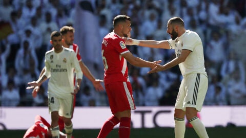 Granell discute con Benzema