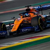 Carlos Sainz pilota el nuevo McLaren en Montmeló Carlos Sainz pilota el nuevo McLaren en Montmeló