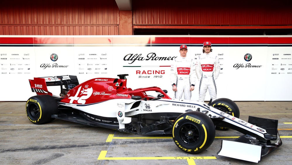 El nuevo Alfa Romeo, escoltado por Kimi Raikkonen y Antonio Giovinazzi