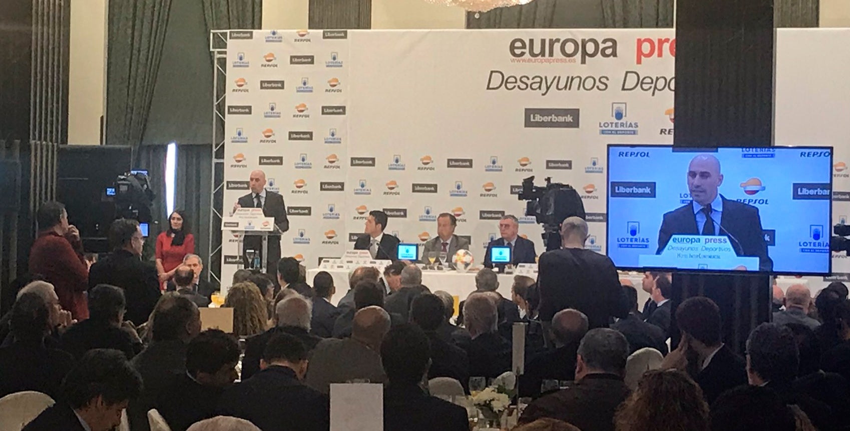 La Supercopa se jugará fuera de España y podrían disputarla cuatro equipos La Supercopa se jugará fuera de España y podrían disputarla cuatro equipos