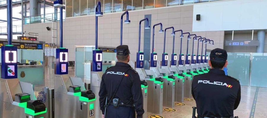 Agentes de la Policía Nacional del Puesto Fronterizo del Aeropuerto de Alicante-Elche Agentes de la Policía Nacional del Puesto Fronterizo del Aeropuerto de Alicante-Elche