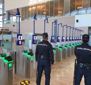 Agentes de la Policía Nacional del Puesto Fronterizo del Aeropuerto de Alicante-Elche Agentes de la Policía Nacional del Puesto Fronterizo del Aeropuerto de Alicante-Elche