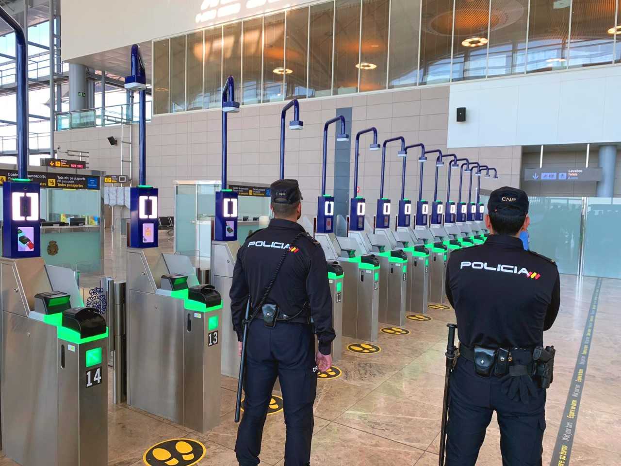 La Policía Nacional detiene en el Aeropuerto de El Altet a dos hombres que se dedicaban a robar a viajeros La Policía Nacional detiene en el Aeropuerto de El Altet a dos hombres que se dedicaban a robar a viajeros