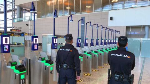 Agentes de la Polic&iacute;a Nacional del Puesto Fronterizo del Aeropuerto de Alicante-Elche.
