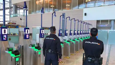 Agentes de la Policía Nacional del Puesto Fronterizo del Aeropuerto de Alicante-Elche. Agentes de la Policía Nacional del Puesto Fronterizo del Aeropuerto de Alicante-Elche.