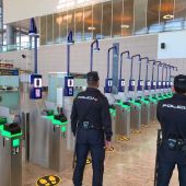 Agentes de la Policía Nacional del Puesto Fronterizo del Aeropuerto de Alicante-Elche.