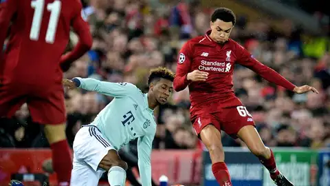 Coman lucha con Arnold por un balón. Coman lucha con Arnold por un balón.