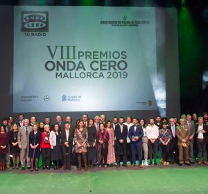 Foto de familia de todos los galardonados en los VIII Premios onda Cero Mallorca, junto a las autoridades de las islas. Foto de familia de todos los galardonados en los VIII Premios onda Cero Mallorca, junto a las autoridades de las islas.