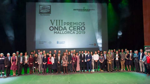 Foto de familia de todos los galardonados en los VIII Premios onda Cero Mallorca, junto a las autoridades de las islas. 