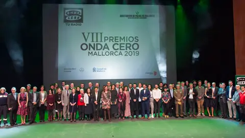 Foto de familia de todos los galardonados en los VIII Premios onda Cero Mallorca, junto a las autoridades de las islas. Foto de familia de todos los galardonados en los VIII Premios onda Cero Mallorca, junto a las autoridades de las islas.