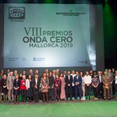 Foto de familia de todos los galardonados en los VIII Premios onda Cero Mallorca, junto a las autoridades de las islas. 