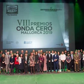 Foto de familia de todos los galardonados en los VIII Premios onda Cero Mallorca, junto a las autoridades de las islas. Foto de familia de todos los galardonados en los VIII Premios onda Cero Mallorca, junto a las autoridades de las islas.