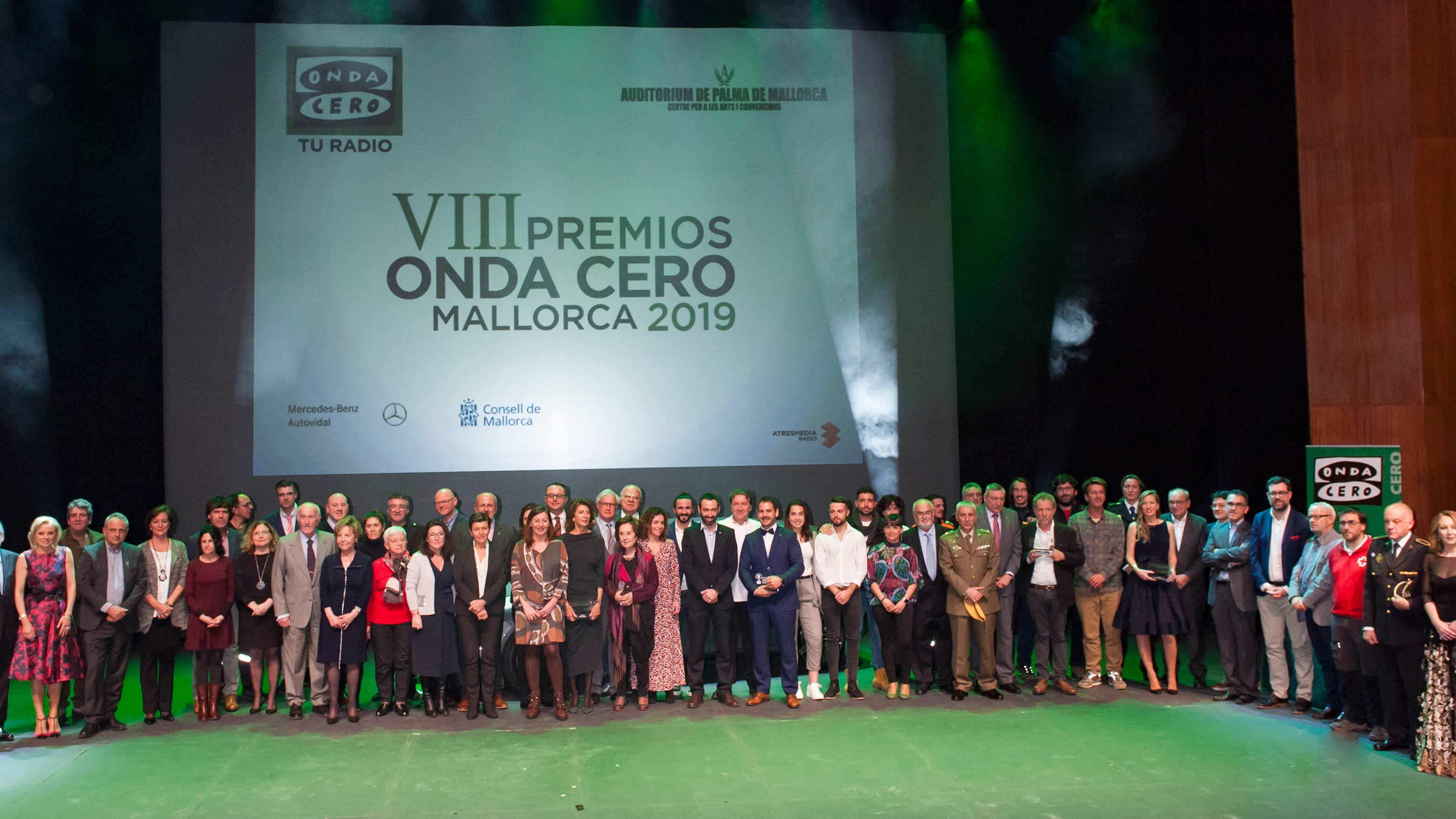Foto de familia de todos los galardonados en los VIII Premios onda Cero Mallorca, junto a las autoridades de las islas. Foto de familia de todos los galardonados en los VIII Premios onda Cero Mallorca, junto a las autoridades de las islas.