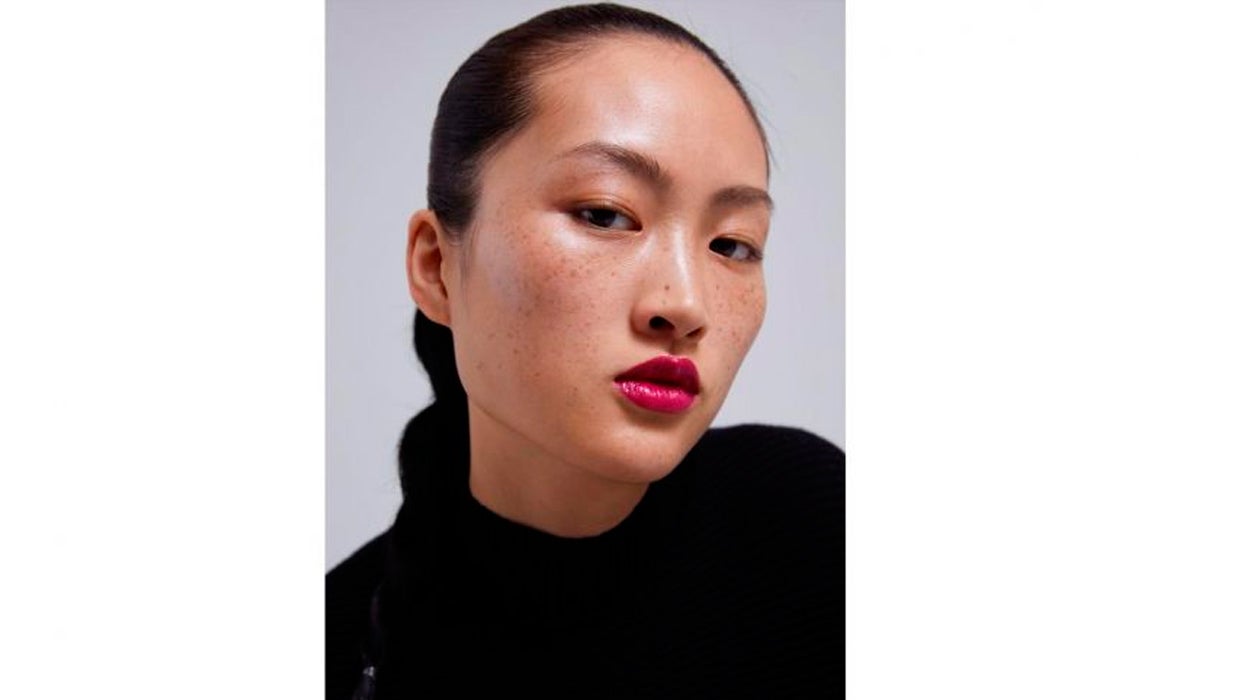 Critican a Zara porque una modelo china aparece con pecas en su anuncio Critican a Zara porque una modelo china aparece con pecas en su anuncio