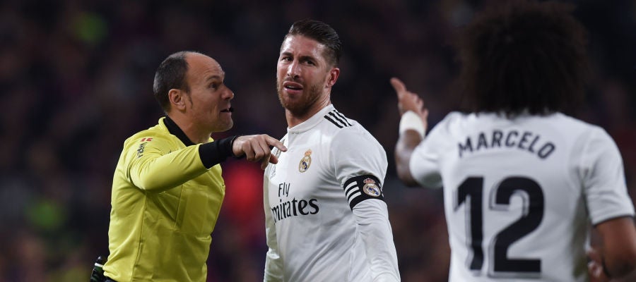 Mateu Lahoz muestra la cartulina amarilla a Ramos en el Camp Nou Mateu Lahoz muestra la cartulina amarilla a Ramos en el Camp Nou