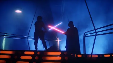 Duelo de espadas láser entre Luke Skywalker y Darth Vader