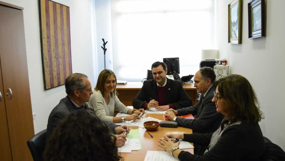 El regidor d´Economía Xavi Ochando i representants de la Cambra de Comerç de Castelló durant la reunió celebrada ahir.