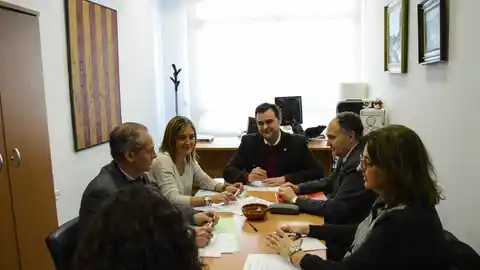 El regidor d´Economía Xavi Ochando i representants de la Cambra de Comerç de Castelló durant la reunió celebrada ahir. Està previst que el conveni entre Ajuntament i Cambra se signe durant este 2019.