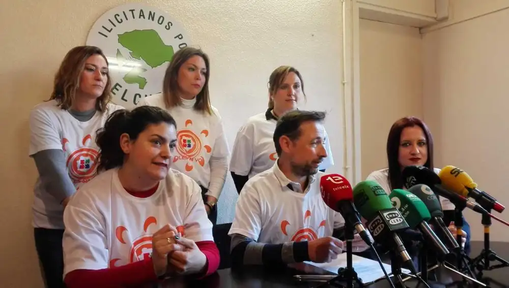 El edil Fernando Durá con integrantes de la plataforma 'Soles sin voz' de Elche