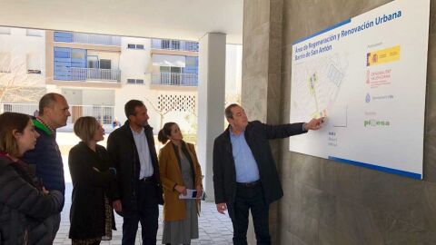 La consellera de Vivienda en una de las viviendas construidas en el barrio de San Ant&oacute;n de Elche