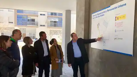 La consellera de Vivienda en una de las viviendas construidas en el barrio de San Antón de Elche La consellera de Vivienda en una de las viviendas construidas en el barrio de San Antón de Elche