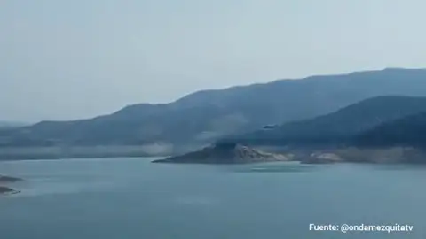 Un helicóptero cae al pantano de Iznájar tras sufrir un accidente en Córdoba Un helicóptero cae al pantano de Iznájar tras sufrir un accidente en Córdoba