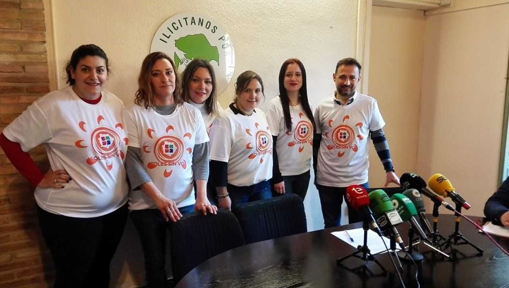 Integrantes de la plataforma 'Soles sin voz' de Elche en el grupo municipal de Ilicitanos por Elche