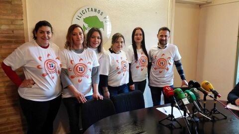 Integrantes de la plataforma 'Soles sin voz' de Elche en el grupo municipal de Ilicitanos por Elche