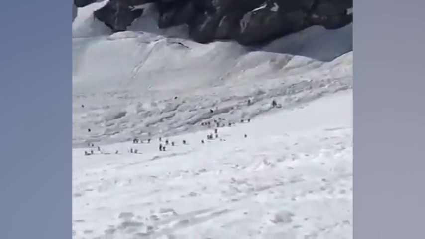 Al menos una decena de esquiadores quedan sepultados en Suiza por una avalancha Al menos una decena de esquiadores quedan sepultados en Suiza por una avalancha