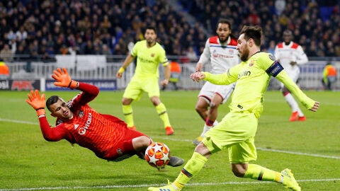 Leo Messi trata de superar a Anthony Lopes