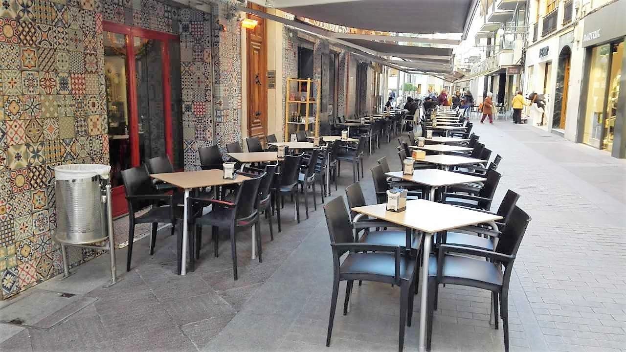 Los afectados por el ruido de Elche reclaman la retirada de las terrazas de mesas y sillas pegadas a fachadas de edificios Los afectados por el ruido de Elche reclaman la retirada de las terrazas de mesas y sillas pegadas a fachadas de edificios