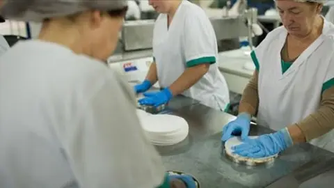 Trabajadoras de una empresa de envasado Trabajadoras de una empresa de envasado