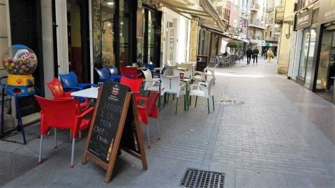 Terraza de mesas y sillas en la calle Hospital de Elche