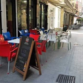 Terraza de mesas y sillas en la calle Hospital de Elche Terraza de mesas y sillas en la calle Hospital de Elche