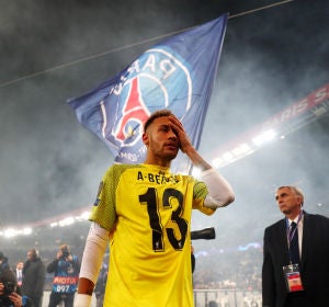 Neymar, con la camiseta del portero del Liverpool Alisson Becker Neymar, con la camiseta del portero del Liverpool Alisson Becker