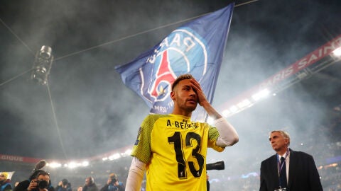 Neymar, con la camiseta del portero del Liverpool Alisson Becker