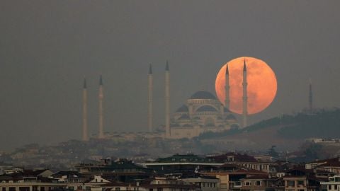 La 'Superluna de nieve' tras la mezquita de Camlica en Estambul (Turqu&iacute;a).