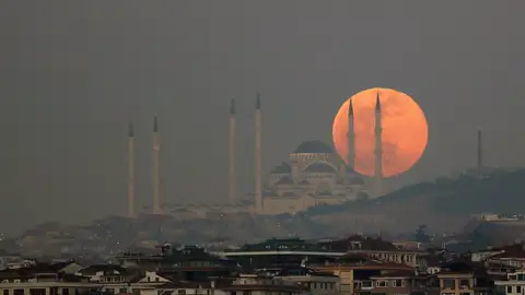 La 'Superluna de nieve' tras la mezquita de Camlica en Estambul (Turquía). La 'Superluna de nieve' tras la mezquita de Camlica en Estambul (Turquía).